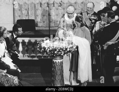 König Harald von Norwegen. Im Bild als Kronprinz mit seiner Frau Sonja bei der Taufzeremonie von Kronprinz Haakon Magnus 1973. Stockfoto