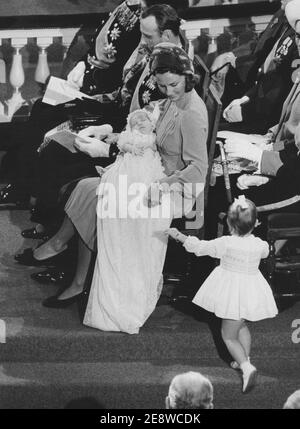 König Harald von Norwegen. Im Bild als Kronprinz mit seiner Frau Sonja bei der Taufzeremonie von Kronprinz Haakon Magnus 1973. Stockfoto