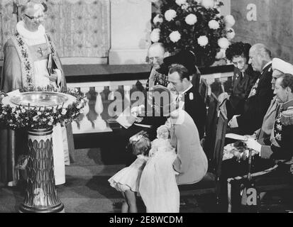 König Harald von Norwegen. Im Bild als Kronprinz mit seiner Frau Sonja bei der Taufzeremonie von Kronprinz Haakon Magnus 1973. Stockfoto