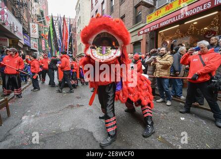 Ein Drachentanz vor einem Restaurant in der Pell Street in Chinatown in New York City am Lunar New Year 2016. Stockfoto