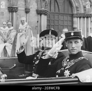 König Harald von Norwegen. Abgebildet mit seinem Vater König Olav V. am Tag seiner Krönung zum König, Trondheim juni 22 1958. Stockfoto