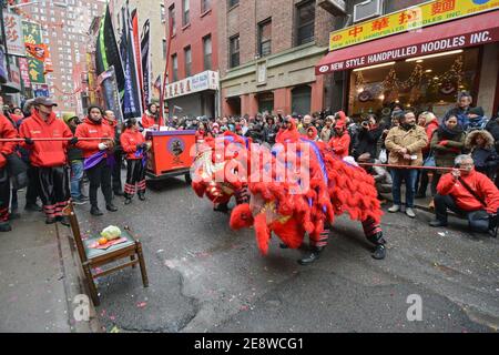 Ein Drachentanz vor einem Restaurant in der Pell Street in Chinatown in New York City am Lunar New Year 2016. Stockfoto