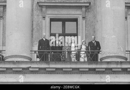 Kronprinzessin Märtha von Norwegen. 1901-1954. Tochter des schwedischen Prinzen Carl. Hier auf dem Balkon der königlichen Burg in Oslo 1946 mit ihrer Familie. Abgebildet mit Sohn und künftigem König von Norwegen Kronprinz Harald, seinen Schwestern Ragnhild und Astrid und Kronprinz Olav. Auf der linken Seite steht König Haakon. Stockfoto