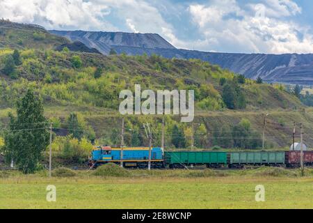 Eisenbahnzug mit der Kohle auf dem Territorium des Kohlenbergwerks, Kemerowo Region-Kusbass Stockfoto