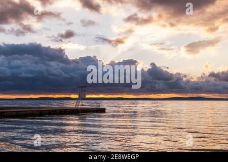 Rettungsschwimmer Aussichtsturm am Strand bei Sonnenuntergang, bewölkt dramatischen Himmel. Nin, Kroatien. Stockfoto