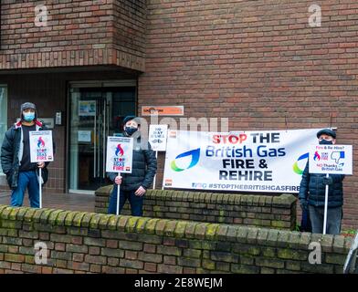 Drei britische Gasingenieure der GMB Union streiken über die einseitige Änderung ihrer Zahlungsbedingungen im Rahmen einer Brand- und Wiederaufbaupolitik. Drei Demonstranten halten Plakate mit Bezug auf Chris O’Shea, den britischen Gas-Chef, während sie vor dem GMB London Regionalbüro in London, Großbritannien, 1st. Februar 2021 standen. Stockfoto