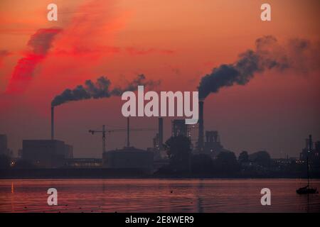 Wismar, Deutschland. September 2020. Vor Sonnenaufgang steigt Rauch aus den Schornsteinen der Holzfirmen an der Wismarer Bucht auf. Quelle: Jens Büttner/dpa-Zentralbild/ZB/dpa/Alamy Live News Stockfoto