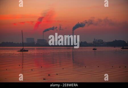 Wismar, Deutschland. September 2020. Vor Sonnenaufgang steigt Rauch aus den Schornsteinen der Holzfirmen an der Wismarer Bucht auf. Quelle: Jens Büttner/dpa-Zentralbild/ZB/dpa/Alamy Live News Stockfoto