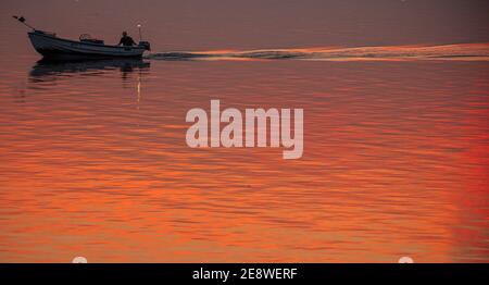 Wismar, Deutschland. September 2020. Ein Fischer segelt sein kleines Boot durch die Wismarer Bucht in die Ostsee vor Sonnenaufgang. Quelle: Jens Büttner/dpa-Zentralbild/ZB/dpa/Alamy Live News Stockfoto