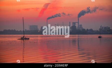 Wismar, Deutschland. September 2020. Vor Sonnenaufgang steigt Rauch aus den Schornsteinen der Holzfirmen an der Wismarer Bucht auf. Quelle: Jens Büttner/dpa-Zentralbild/ZB/dpa/Alamy Live News Stockfoto