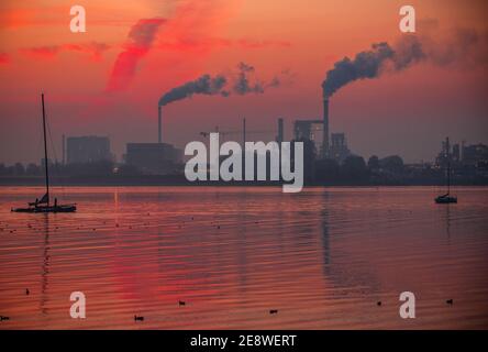 Wismar, Deutschland. September 2020. Vor Sonnenaufgang steigt Rauch aus den Schornsteinen der Holzfirmen an der Wismarer Bucht auf. Quelle: Jens Büttner/dpa-Zentralbild/ZB/dpa/Alamy Live News Stockfoto