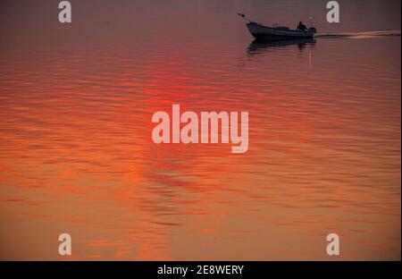 Wismar, Deutschland. September 2020. Ein Fischer segelt sein kleines Boot durch die Wismarer Bucht in die Ostsee vor Sonnenaufgang. Quelle: Jens Büttner/dpa-Zentralbild/ZB/dpa/Alamy Live News Stockfoto