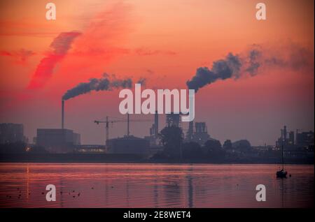 Wismar, Deutschland. September 2020. Vor Sonnenaufgang steigt Rauch aus den Schornsteinen der Holzfirmen an der Wismarer Bucht auf. Quelle: Jens Büttner/dpa-Zentralbild/ZB/dpa/Alamy Live News Stockfoto