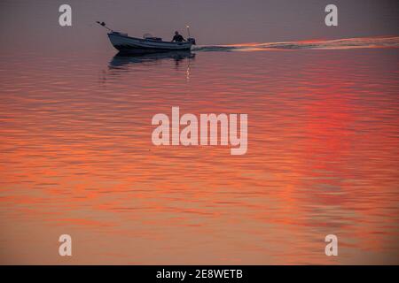 Wismar, Deutschland. September 2020. Ein Fischer segelt sein kleines Boot durch die Wismarer Bucht in die Ostsee vor Sonnenaufgang. Quelle: Jens Büttner/dpa-Zentralbild/ZB/dpa/Alamy Live News Stockfoto