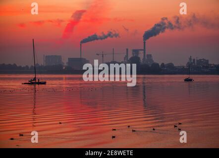 Wismar, Deutschland. September 2020. Vor Sonnenaufgang steigt Rauch aus den Schornsteinen der Holzfirmen an der Wismarer Bucht auf. Quelle: Jens Büttner/dpa-Zentralbild/ZB/dpa/Alamy Live News Stockfoto