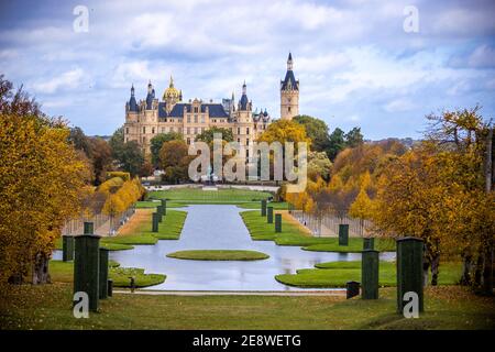 Schwerin, Deutschland. Oktober 2020. Parken Sie vor dem Schweriner Schloss. Quelle: Jens Büttner/dpa-Zentralbild/ZB/dpa/Alamy Live News Stockfoto