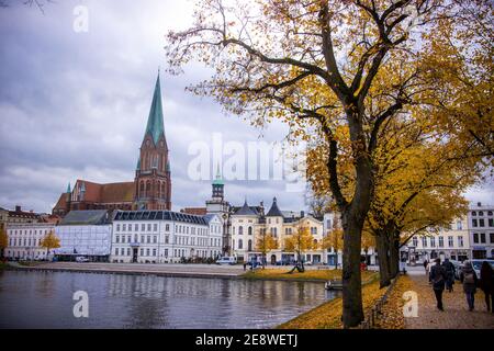 Schwerin, Deutschland. Oktober 2020. Hinter dem Pfaffenteich ist der Schweriner Dom zu sehen. Quelle: Jens Büttner/dpa-Zentralbild/ZB/dpa/Alamy Live News Stockfoto