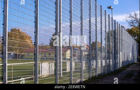 Schwerin, Deutschland. Oktober 2020. Ein sechs Meter hoher und 130 Meter langer Lärmschutzzaun steht auf einem Sportplatz des Sportvereins Neumühle. Die Vereinigung der Steuerzahler veröffentlicht den Zaun als Beispiel für die Verschwendung von Steuergeldern in ihrem Black Book 2020/21. Quelle: Jens Büttner/dpa-Zentralbild/ZB/dpa/Alamy Live News Stockfoto