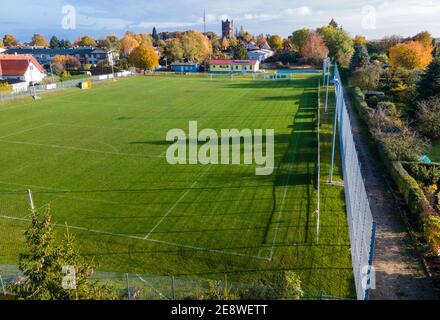 Schwerin, Deutschland. Oktober 2020. Ein sechs Meter hoher und 130 Meter langer Lärmschutzzaun steht auf einem Sportplatz des Sportvereins Neumühle. Die Vereinigung der Steuerzahler veröffentlicht den Zaun als Beispiel für die Verschwendung von Steuergeldern in ihrem Black Book 2020/21. Quelle: Jens Büttner/dpa-Zentralbild/ZB/dpa/Alamy Live News Stockfoto