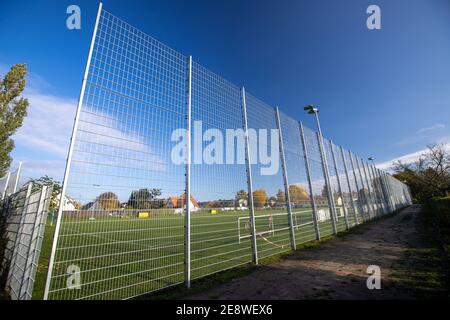 Schwerin, Deutschland. Oktober 2020. Ein sechs Meter hoher und 130 Meter langer Lärmschutzzaun steht auf einem Sportplatz des Sportvereins Neumühle. Die Vereinigung der Steuerzahler veröffentlicht den Zaun als Beispiel für die Verschwendung von Steuergeldern in ihrem Black Book 2020/21. Quelle: Jens Büttner/dpa-Zentralbild/ZB/dpa/Alamy Live News Stockfoto