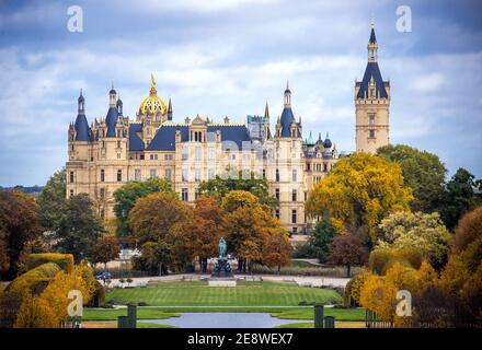 Schwerin, Deutschland. Oktober 2020. Parken Sie vor dem Schweriner Schloss. Quelle: Jens Büttner/dpa-Zentralbild/ZB/dpa/Alamy Live News Stockfoto