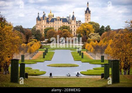 Schwerin, Deutschland. Oktober 2020. Parken Sie vor dem Schweriner Schloss. Quelle: Jens Büttner/dpa-Zentralbild/ZB/dpa/Alamy Live News Stockfoto