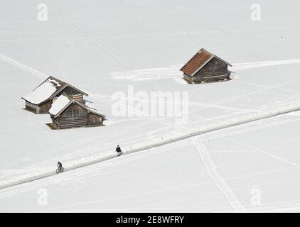 Garmisch Partenkirchen, Deutschland. Februar 2021. Im Schnee zwischen Heuhaufen sind viele Fußspuren zu sehen. Quelle: Angelika Warmuth/dpa/Alamy Live News Stockfoto