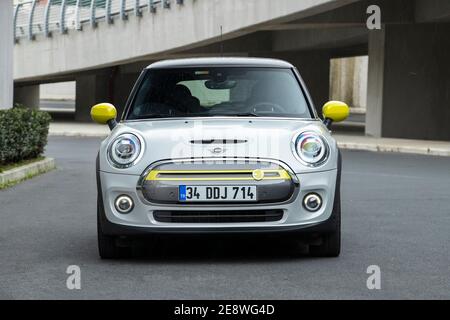 MINI Electric (in einigen Märkten als Mini Cooper SE bezeichnet) ist ein rein elektrischer Mini von BMW im Jahr 2020 auf den Markt gebracht. Stockfoto