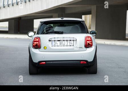 MINI Electric (in einigen Märkten als Mini Cooper SE bezeichnet) ist ein rein elektrischer Mini von BMW im Jahr 2020 auf den Markt gebracht. Stockfoto