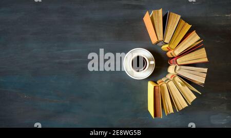 Bücher, flaches Lay, Lesen, Bildung, Home Office, Back-to-School-Konzept, freier Kopieplatz Stockfoto