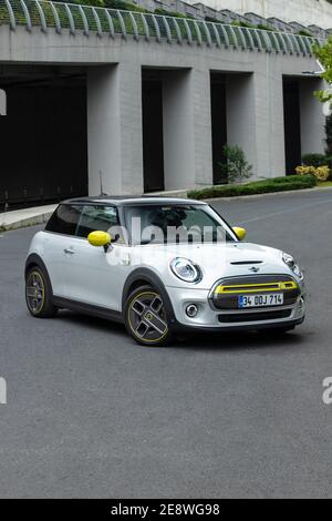 MINI Electric (in einigen Märkten als Mini Cooper SE bezeichnet) ist ein rein elektrischer Mini von BMW im Jahr 2020 auf den Markt gebracht. Stockfoto