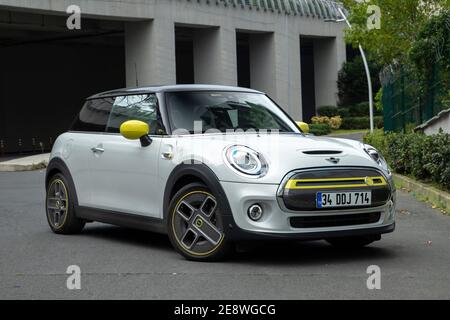 MINI Electric (in einigen Märkten als Mini Cooper SE bezeichnet) ist ein rein elektrischer Mini von BMW im Jahr 2020 auf den Markt gebracht. Stockfoto