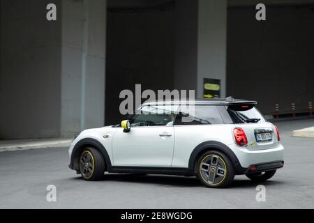 MINI Electric (in einigen Märkten als Mini Cooper SE bezeichnet) ist ein rein elektrischer Mini von BMW im Jahr 2020 auf den Markt gebracht. Stockfoto