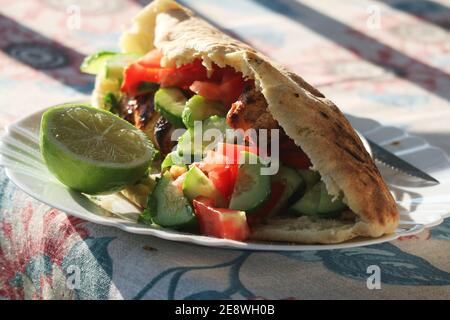 Pita Brot gefüllt mit Gemüse Stockfoto