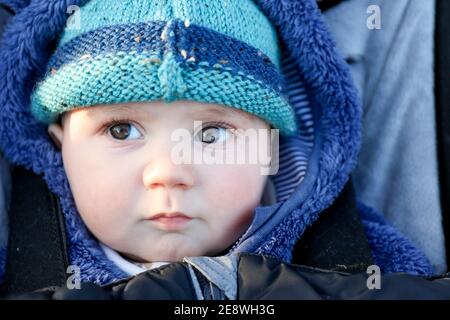 Portrait von Baby Boy in Outdoor-Outfits Stockfoto