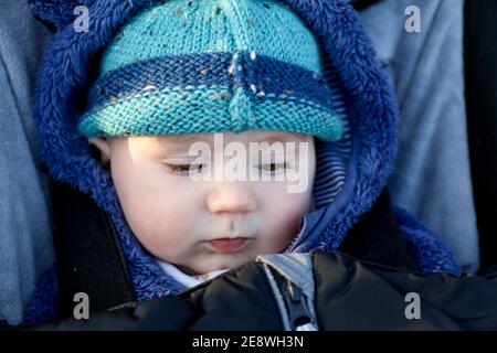 Portrait von Baby Boy in Outdoor-Outfits Stockfoto
