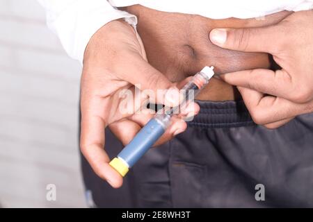 Junger Mann Hand mit Insulin-Stift Nahaufnahme Stockfoto