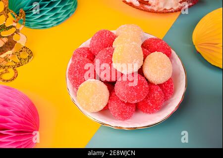 Farbig gebackene castagnole mit Zucker. Traditionelle süße Backwaren während der Karnevalszeit in italien. Street Food, runde Kekse mit Zucker für den Karneval von Venedig. Speicherplatz kopieren. Stockfoto