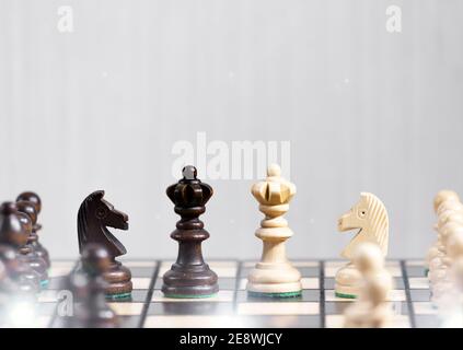 Das Gambit der Königin, zwei Queen's nebeneinander, die Entscheidung treffen und eine Strategie, Sieg in einem Schachspiel, Hobby, das Gehirn Aktivität stimuliert Stockfoto