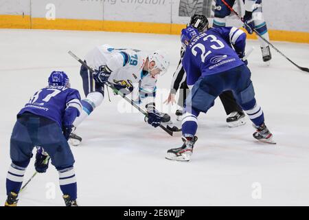 Moskau, Russland. Januar 2021. KHL Eishockeyspiel der regulären Saison: Dinamo Moskau gegen HC Sotschi - Moskau VTB Arena - dritte Periode. #79 Danila Kvart Stockfoto