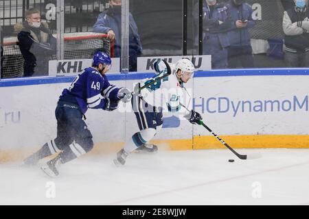 Moskau, Russland. Januar 2021. KHL Eishockeyspiel der regulären Saison: Dinamo Moskau gegen HC Sotschi - Moskau VTB Arena - dritte Periode. #49 Artem Volkov Stockfoto