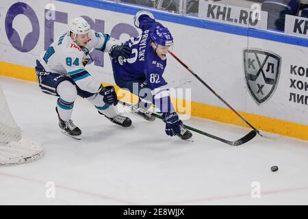 Moskau, Russland. Januar 2021. KHL Eishockeyspiel der regulären Saison: Dinamo Moskau gegen HC Sotschi - Moskau VTB Arena - dritte Periode. #84 Kirill Petko Stockfoto