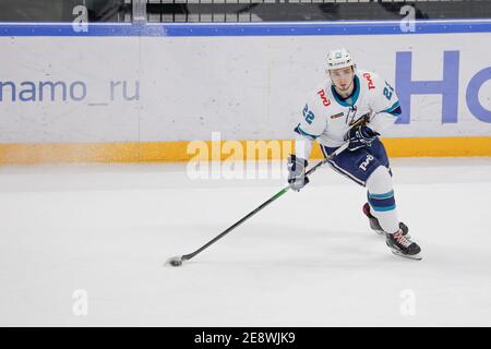 Moskau, Russland. Januar 2021. KHL Eishockeyspiel der regulären Saison: Dinamo Moskau gegen HC Sotschi - Moskau VTB Arena - dritte Periode. #22 Ivan Volodin Stockfoto