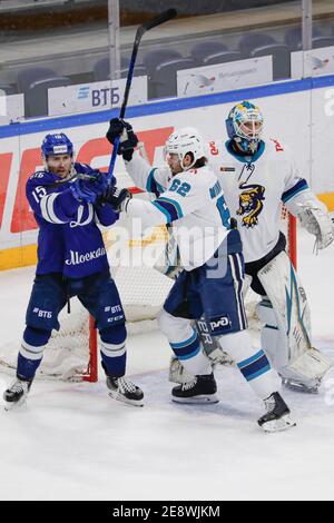 Moskau, Russland. Januar 2021. KHL Eishockeyspiel der regulären Saison: Dinamo Moskau gegen HC Sotschi - Moskau VTB Arena - dritte Periode. #15 Alexander Ku Stockfoto