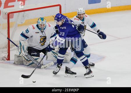 Moskau, Russland. Januar 2021. KHL Eishockeyspiel der regulären Saison: Dinamo Moskau gegen HC Sotschi - Moskau VTB Arena - dritte Periode. #23 Dmitrij Jask Stockfoto