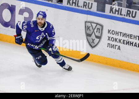 Moskau, Russland. Januar 2021. KHL Eishockeyspiel der regulären Saison: Dinamo Moskau gegen HC Sotschi - Moskau VTB Arena - dritte Periode. #56 Ivan Igumnov Stockfoto