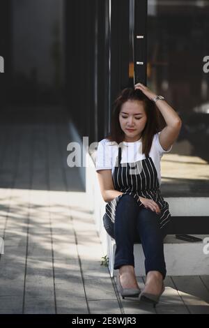 Porträt des Start-up-Kleinunternehmen Unternehmer Frau Gefühl, wegen der wirtschaftlichen Bedingungen gestresst. Stockfoto