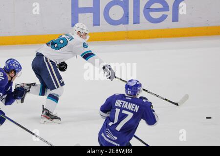 Moskau, Russland. Januar 2021. KHL Eishockeyspiel der regulären Saison: Dinamo Moskau gegen HC Sotschi - Moskau VTB Arena - dritte Periode. #68 Vladislav Ku Stockfoto