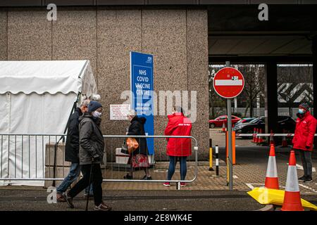 WEMBLEY LONDON, GROSSBRITANNIEN 1. FEBRUAR 2021. Die Leute kommen zu ihren Terminen im NHS-Impfzentrum in Wembley an. Eine Rekordmarke von 598,389 Menschen hatten am Samstag in ganz Großbritannien ihre erste covid-Impfung erhalten, laut NHS England und allen berechtigten Bewohnern in Pflegeheimen wurden Jabs angeboten: amer ghazzal/Alamy Live News Stockfoto