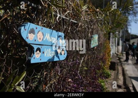 Bunte hölzerne Schilder für Ping Che Wandmaldorf in Fanling Gegend, Hong Kong Stockfoto